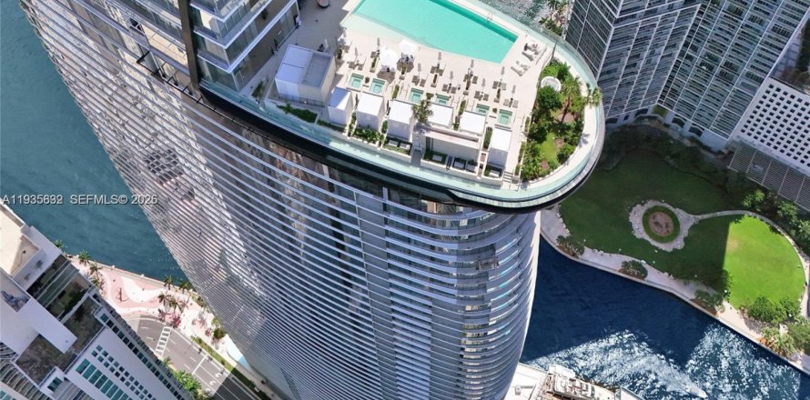 Condo in Miami, Florida, 4 bedrooms  № 2053985