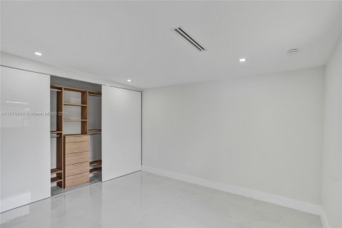 Villa ou maison à louer à North Miami Beach, Floride: 5 chambres, 193.61 m2 № 1979558 - photo 18