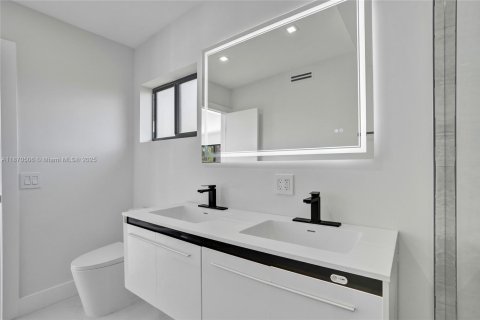 Villa ou maison à louer à North Miami Beach, Floride: 5 chambres, 193.61 m2 № 1979558 - photo 30