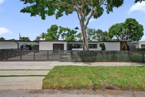 Villa ou maison à louer à North Miami Beach, Floride: 5 chambres, 193.61 m2 № 1979558 - photo 6