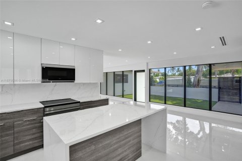 Villa ou maison à louer à North Miami Beach, Floride: 5 chambres, 193.61 m2 № 1979558 - photo 11