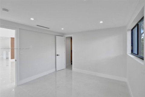 Villa ou maison à louer à North Miami Beach, Floride: 5 chambres, 193.61 m2 № 1979558 - photo 24