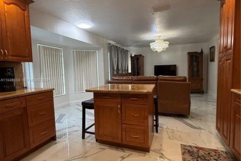 Villa ou maison à louer à Sunrise, Floride: 4 chambres, 229.28 m2 № 1999171 - photo 9