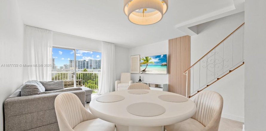 House in Sunny Isles Beach, Florida 2 bedrooms, 95.69 sq.m. № 1896064