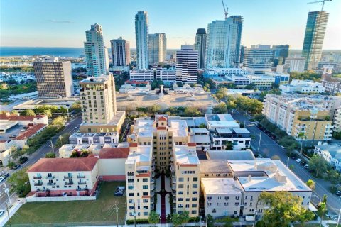Condo in Saint Petersburg, Florida, 1 bedroom  № 1523122 - photo 1