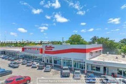 Commercial property in Miami Gardens, Florida № 1872162 - photo 1