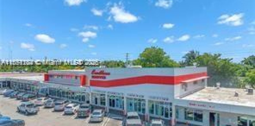 Commercial property in Miami Gardens, Florida № 1872162