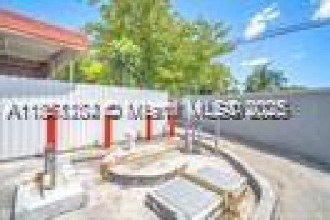 Commercial property in Miami Gardens, Florida № 1872162 - photo 25