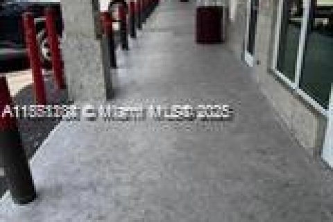 Commercial property in Miami Gardens, Florida № 1872162 - photo 3