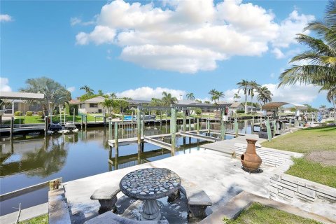 Casa en venta en Cape Coral, Florida, 3 dormitorios, 193.89 m2 № 1899437 - foto 1