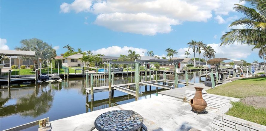 Casa en Cape Coral, Florida 3 dormitorios, 193.89 m2 № 1899437