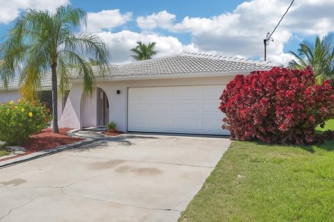 Casa en venta en Cape Coral, Florida, 3 dormitorios, 193.89 m2 № 1899437 - foto 2
