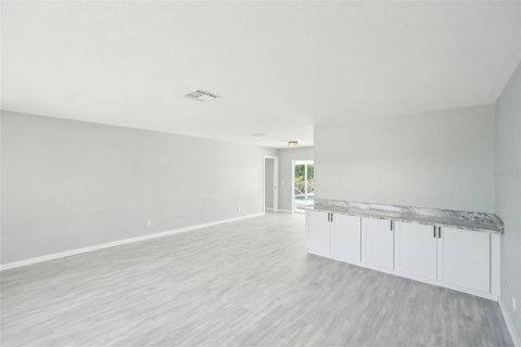 Casa en venta en Cape Coral, Florida, 3 dormitorios, 193.89 m2 № 1899437 - foto 8