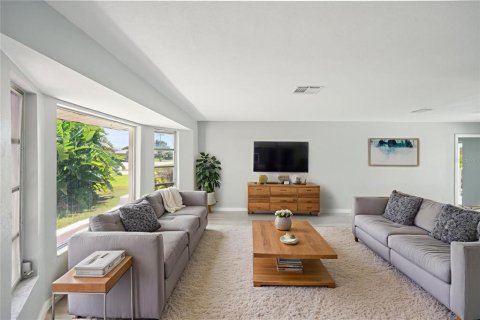Casa en venta en Cape Coral, Florida, 3 dormitorios, 193.89 m2 № 1899437 - foto 6