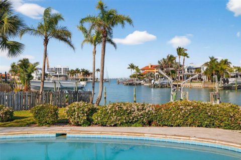 Casa en Belleair Beach, Florida 4 dormitorios, 286.42 m2 № 2151774