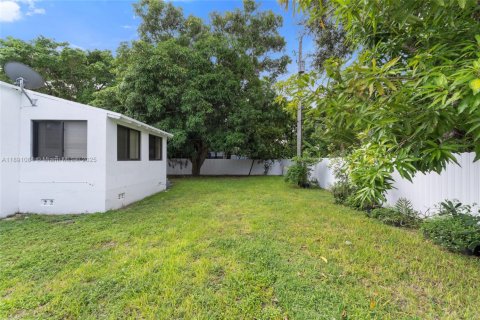 House in Miami, Florida 3 bedrooms, 111.67 sq.m. № 1946184 - photo 23