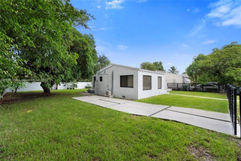 House in Miami, Florida 3 bedrooms, 111.67 sq.m. № 1946184 - photo 25