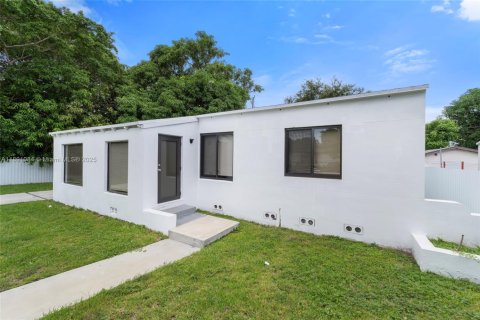 House in Miami, Florida 3 bedrooms, 111.67 sq.m. № 1946184 - photo 24
