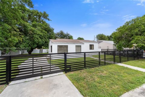 House in Miami, Florida 3 bedrooms, 111.67 sq.m. № 1946184 - photo 1