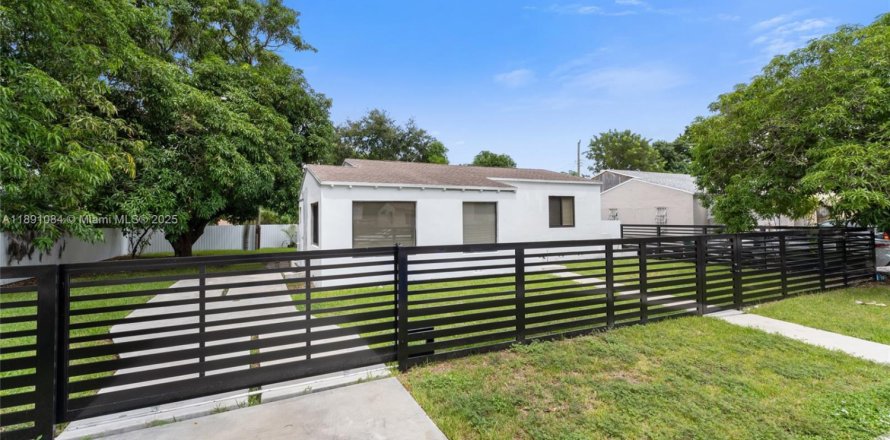 House in Miami, Florida 3 bedrooms, 111.67 sq.m. № 1946184