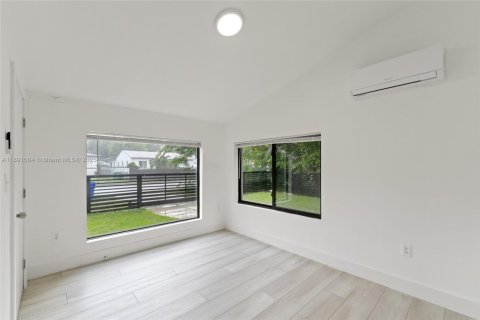House in Miami, Florida 3 bedrooms, 111.67 sq.m. № 1946184 - photo 13