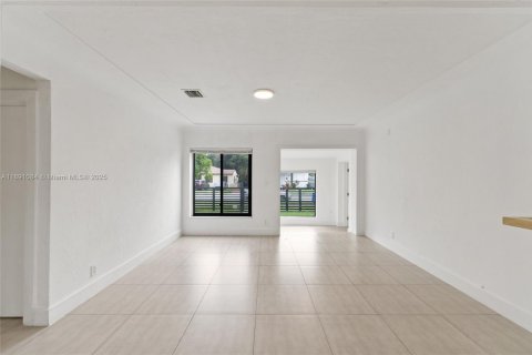 House in Miami, Florida 3 bedrooms, 111.67 sq.m. № 1946184 - photo 6