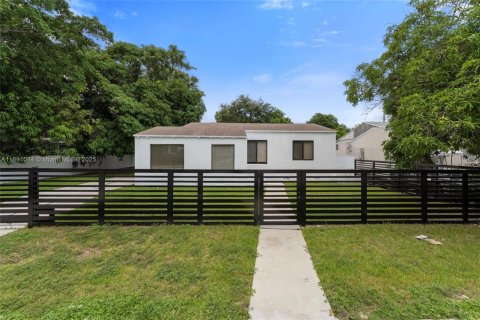 House in Miami, Florida 3 bedrooms, 111.67 sq.m. № 1946184 - photo 2