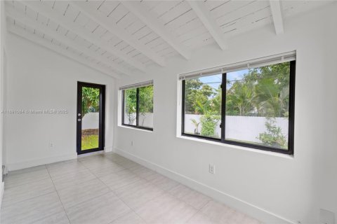 House in Miami, Florida 3 bedrooms, 111.67 sq.m. № 1946184 - photo 12