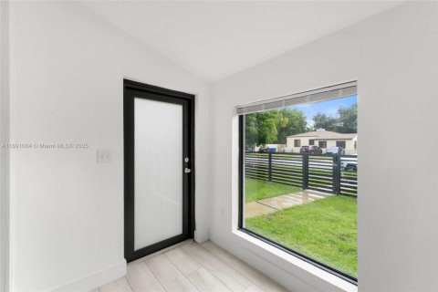 House in Miami, Florida 3 bedrooms, 111.67 sq.m. № 1946184 - photo 5