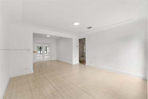 House in Miami, Florida 3 bedrooms, 111.67 sq.m. № 1946184 - photo 7