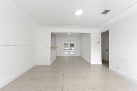 House in Miami, Florida 3 bedrooms, 111.67 sq.m. № 1946184 - photo 8
