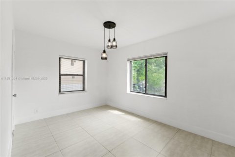 House in Miami, Florida 3 bedrooms, 111.67 sq.m. № 1946184 - photo 17