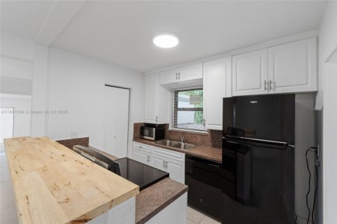 House in Miami, Florida 3 bedrooms, 111.67 sq.m. № 1946184 - photo 10