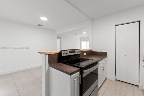 House in Miami, Florida 3 bedrooms, 111.67 sq.m. № 1946184 - photo 11