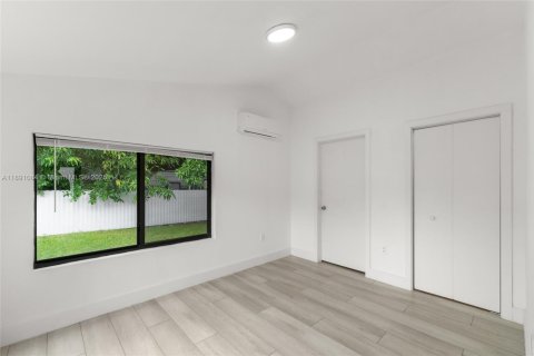 House in Miami, Florida 3 bedrooms, 111.67 sq.m. № 1946184 - photo 14