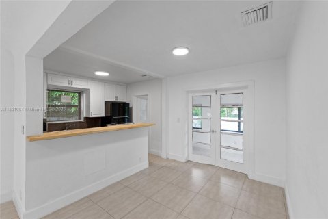 House in Miami, Florida 3 bedrooms, 111.67 sq.m. № 1946184 - photo 9
