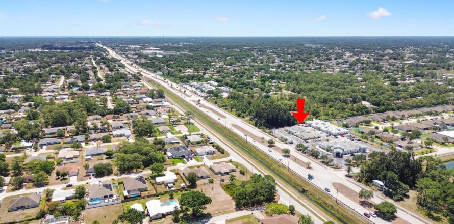 Commercial property in Palm Bay, Florida № 1221295