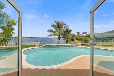 Villa ou maison à louer à Pembroke Pines, Floride: 3 chambres, 164.25 m2 № 2169311 - photo 2