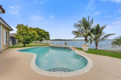 Villa ou maison à louer à Pembroke Pines, Floride: 3 chambres, 164.25 m2 № 2169311 - photo 3