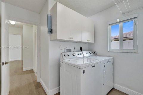 Villa ou maison à louer à Pembroke Pines, Floride: 3 chambres, 164.25 m2 № 2169311 - photo 17