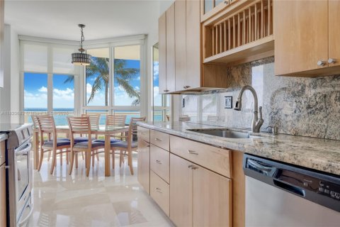 Condominio en alquiler en Sunny Isles Beach, Florida, 3 dormitorios, 208.1 m2 № 1779223 - foto 4