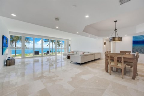 Condominio en alquiler en Sunny Isles Beach, Florida, 3 dormitorios, 208.1 m2 № 1779223 - foto 2