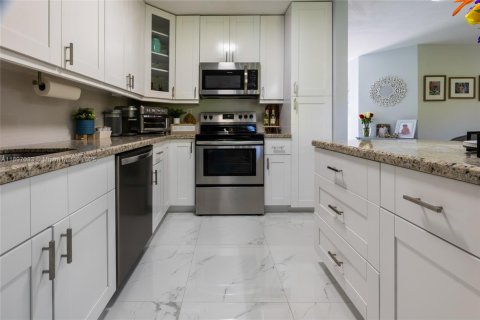 Купить виллу или дом в Хомстед, Флорида 4 спальни, 144.28м2, № 1955552 - фото 5