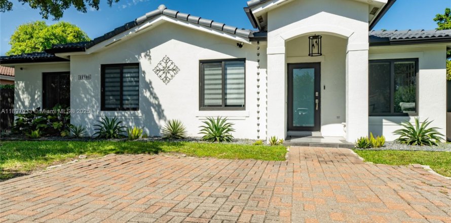 House in Homestead, Florida 4 bedrooms, 144.28 sq.m. № 1955552