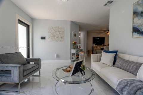 House in Homestead, Florida 4 bedrooms, 144.28 sq.m. № 1955552 - photo 28