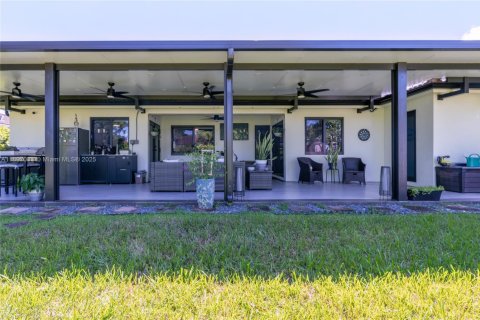 Купить виллу или дом в Хомстед, Флорида 4 спальни, 144.28м2, № 1955552 - фото 20
