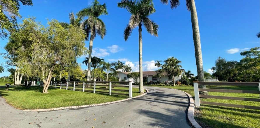 Casa en Homestead, Florida 5 dormitorios, 335.75 m2 № 2259900