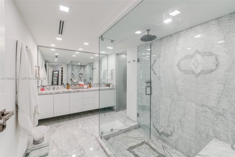 Condo in Key Biscayne, Florida, 3 bedrooms № 2009373 - photo 17