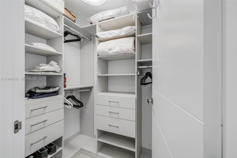 Condo in Key Biscayne, Florida, 3 bedrooms № 2009373 - photo 20