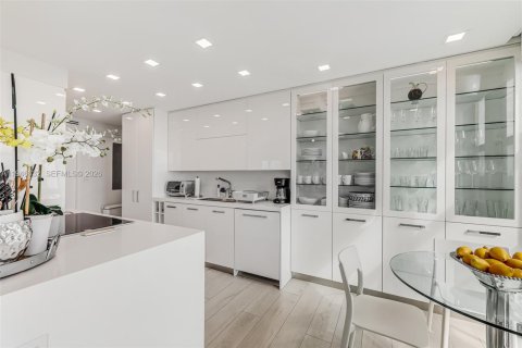 Condo in Key Biscayne, Florida, 3 bedrooms № 2009373 - photo 7